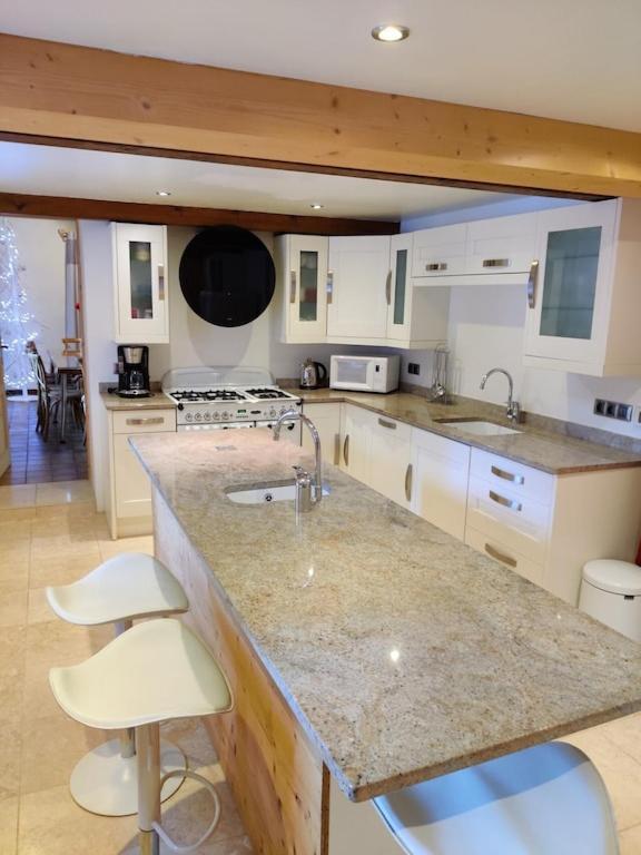 Spacious Ski Chalet In Traditional French Village, Sleeps 8, Four Star With Fibre Broadband Abondance Exterior photo